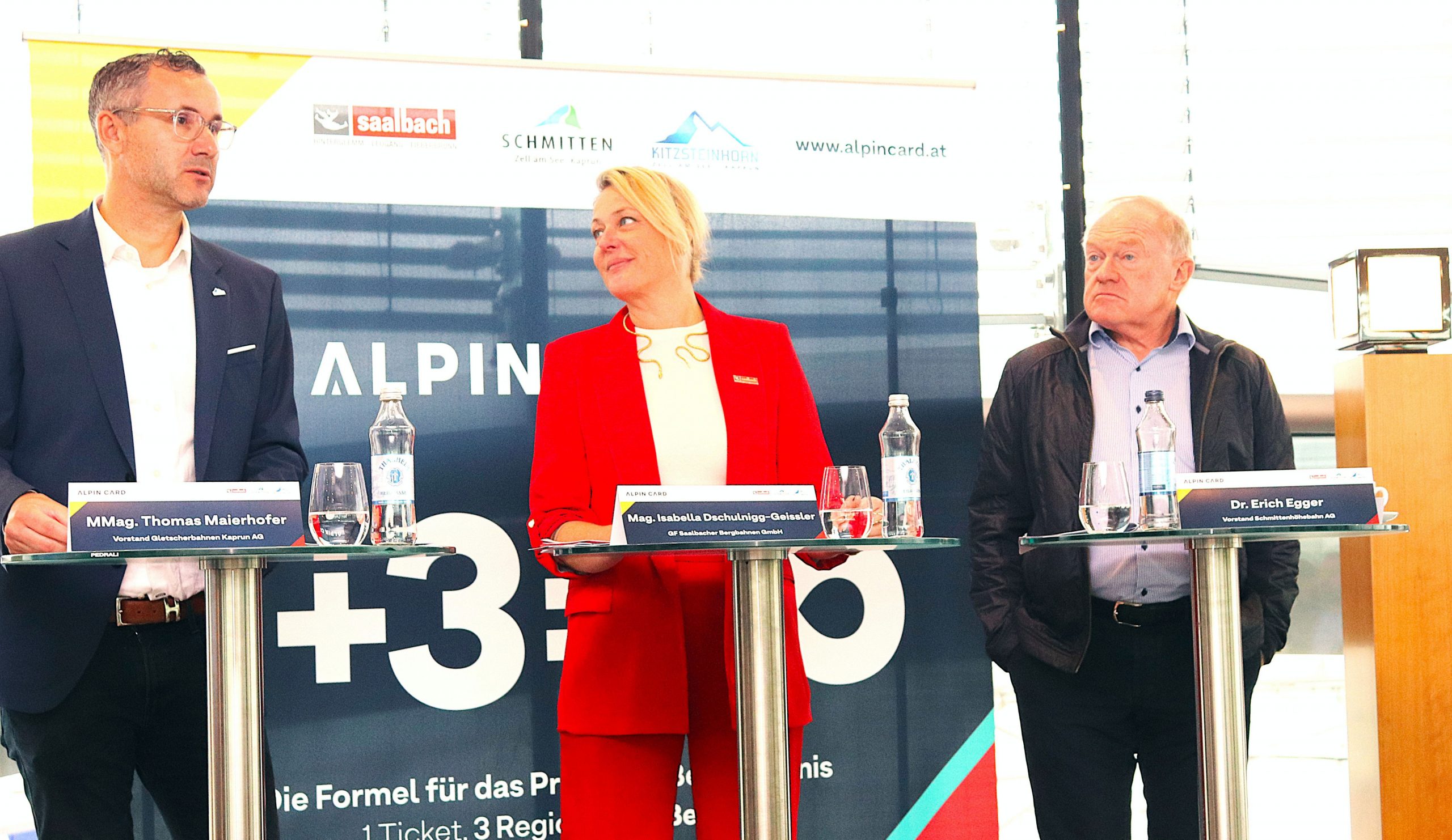 Drei Vortragende (zwei Männer, eine Frau) bei einer Pressekonferenz