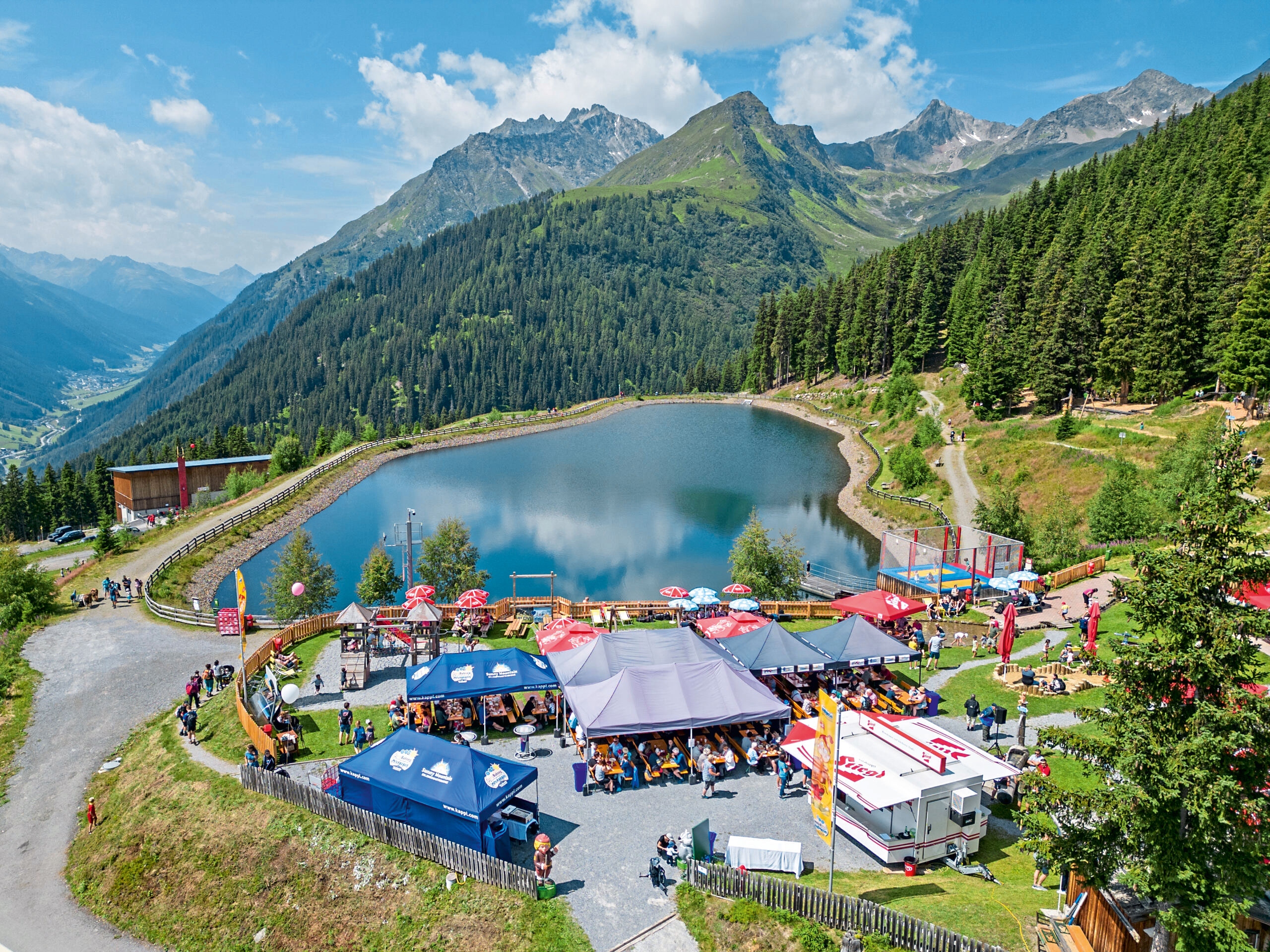 Sommerfest auf Diasalpe mit Teich und Ständen