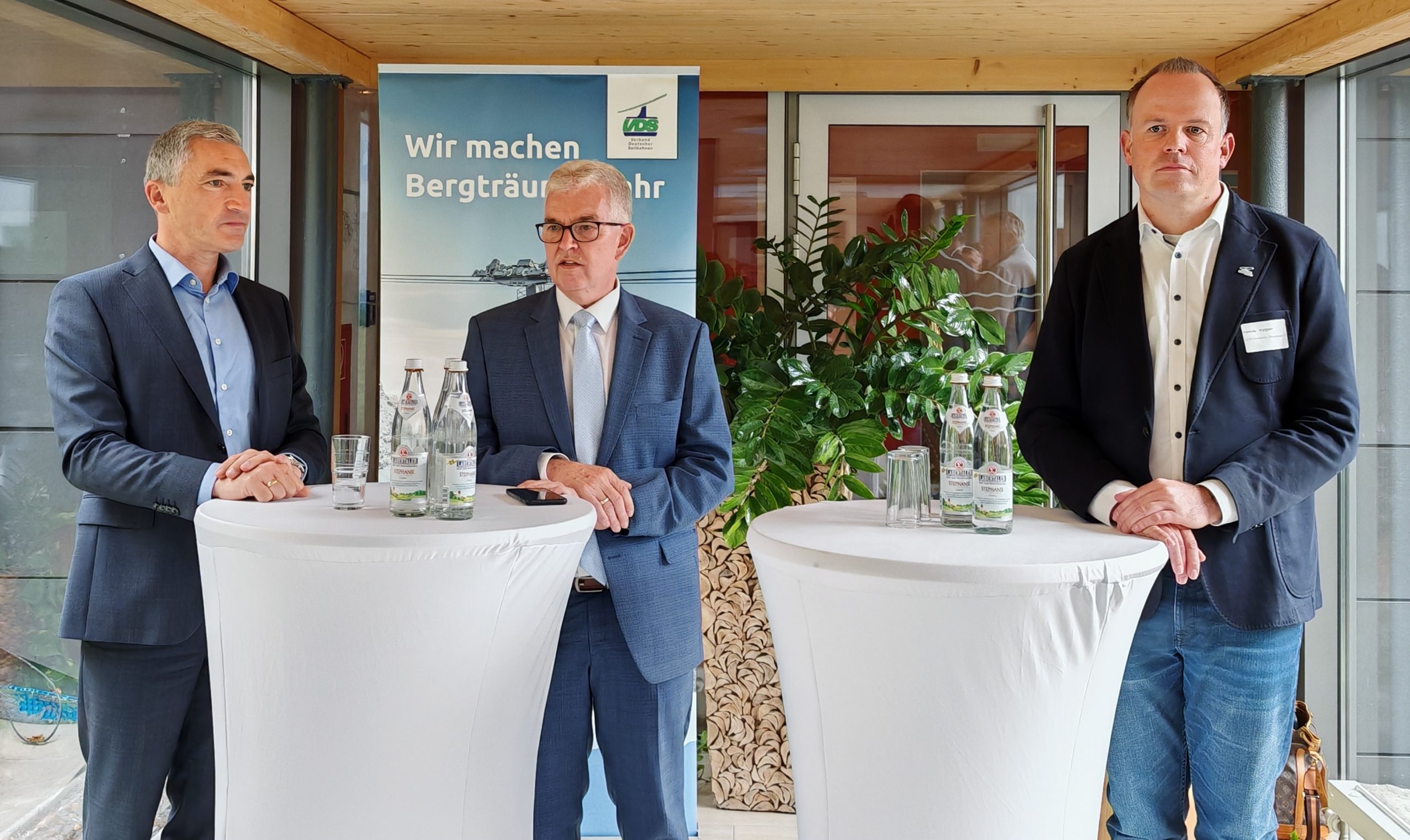 Drei Männer bei Pressekonferenz