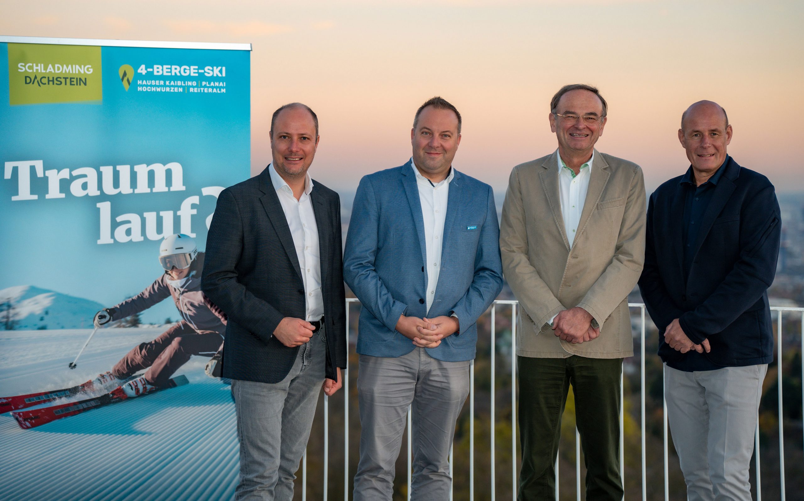 Gruppe aus vier Männern posiert für Fotografen bei PK