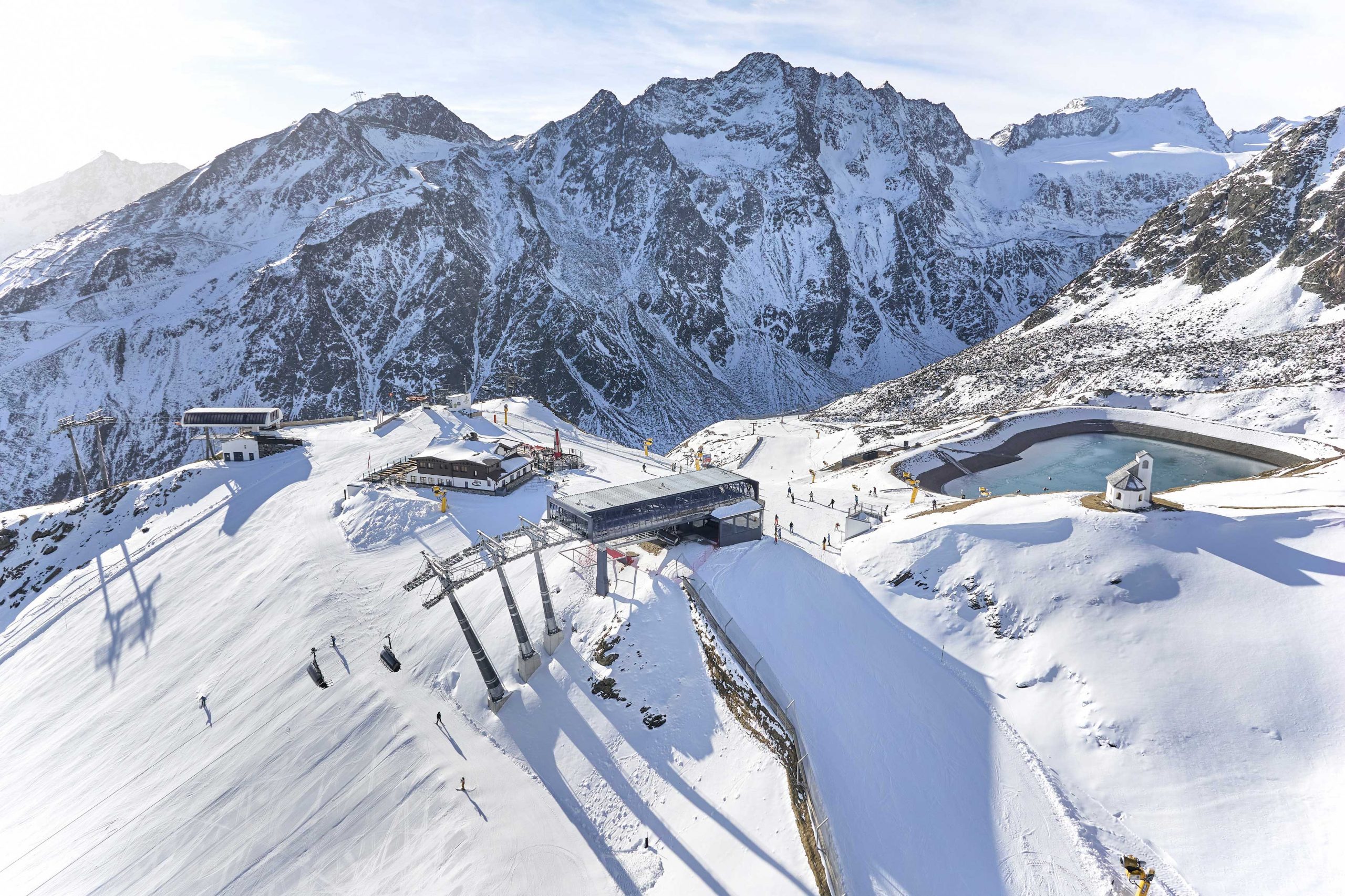 Seilbahnstationen und Seilbahnen in Sölden im Winter