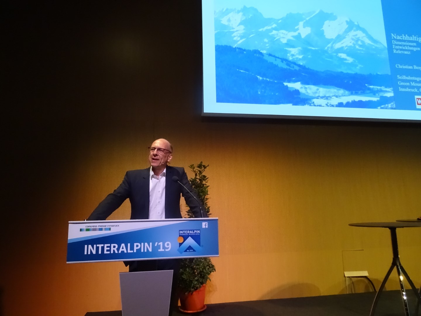 Prof. Berg gab auf der Österreichischen Seilbahntagung als Keynote-Speaker einen Überblick zum Thema „Nachhaltigkeit – Dimensionen, Entwickungen, Relevanz“. ©mak
