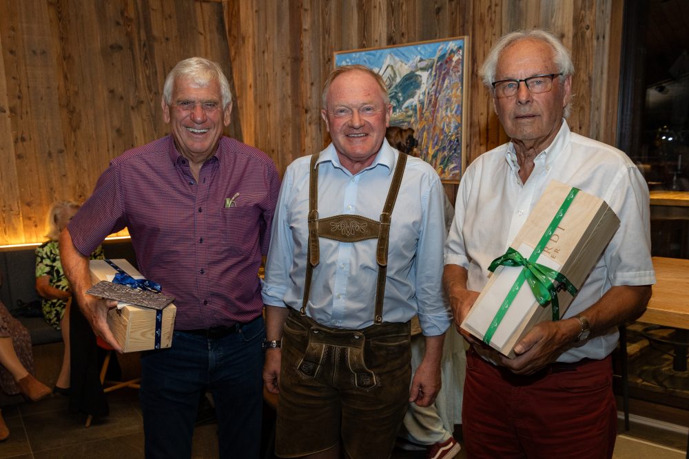 Den Organisatoren Gernot Schieferer und Manfred Stifter wird im Namen der Schmittenhöhebahn von Dr. Erich Egger gedankt für die Organisation des Turniers über viele Jahre hinweg. Sie werden als Berater Ansprechpartner bleiben.