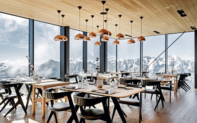 Natürliche Materialien im Inneren und viel Glas für die Fassade kennzeichnen die Architektur Ice Q