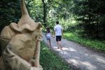 Neuer Skulpturenweg durch den Milser Wald