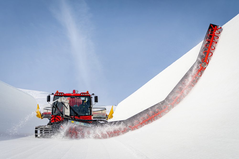 Pistenbully mit spezieller Fräse beim Shapen einer Superpipe