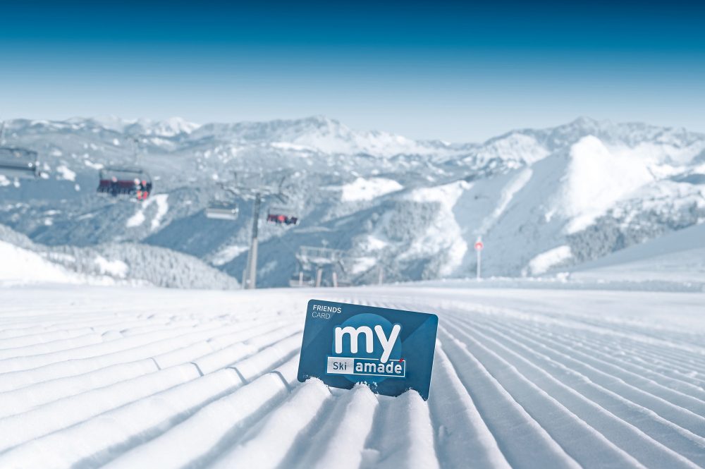 Skipiste mit Sesselbahn und Bergkulisse im Winter