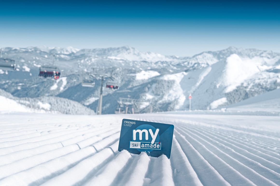Skipiste mit Sesselbahn und Bergkulisse im Winter