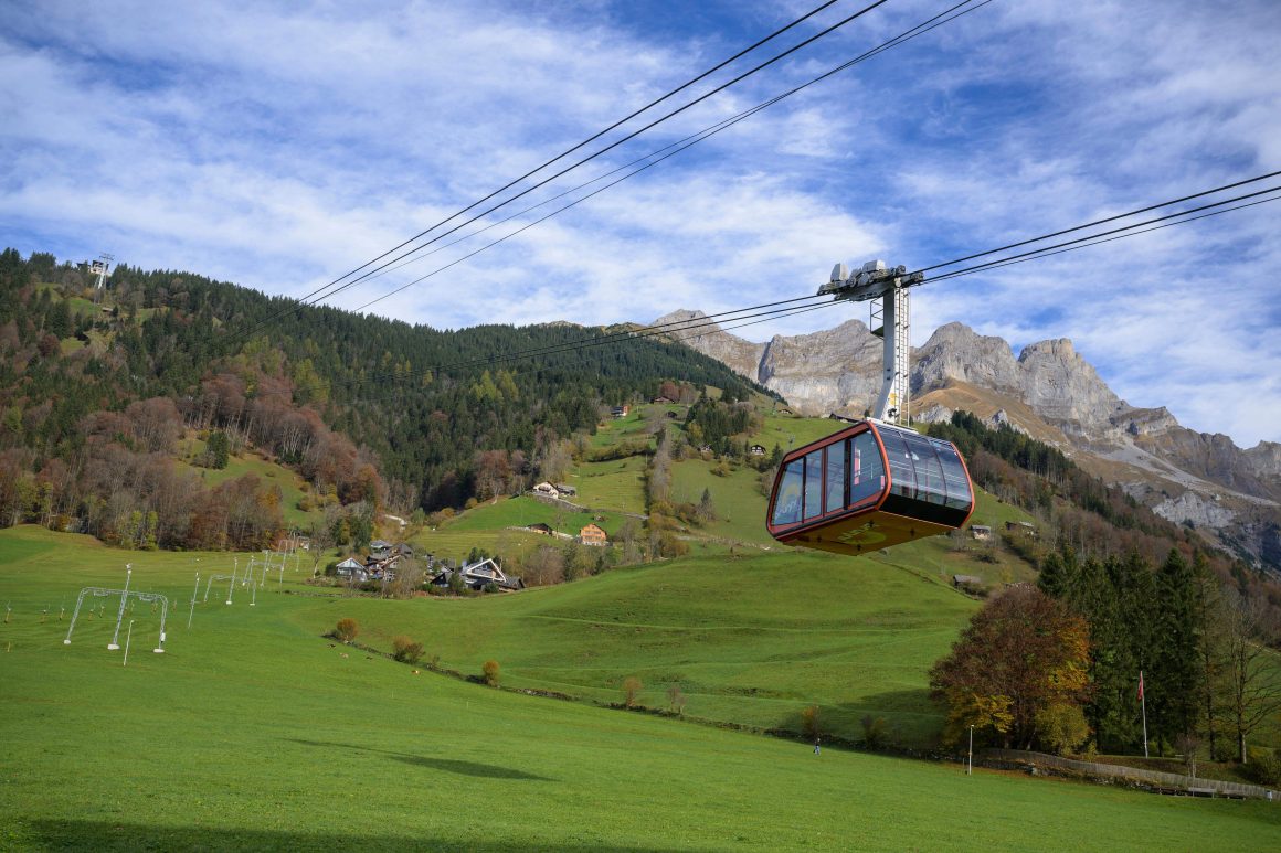 Pendelbahn im Sommer während der Fahrt