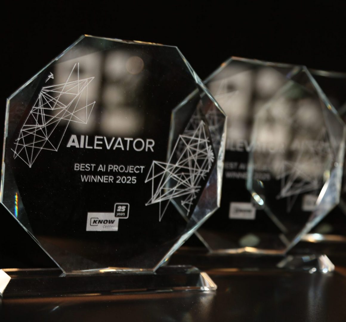 Gläserne Auszeichnung vor schwarzem Hintergrund