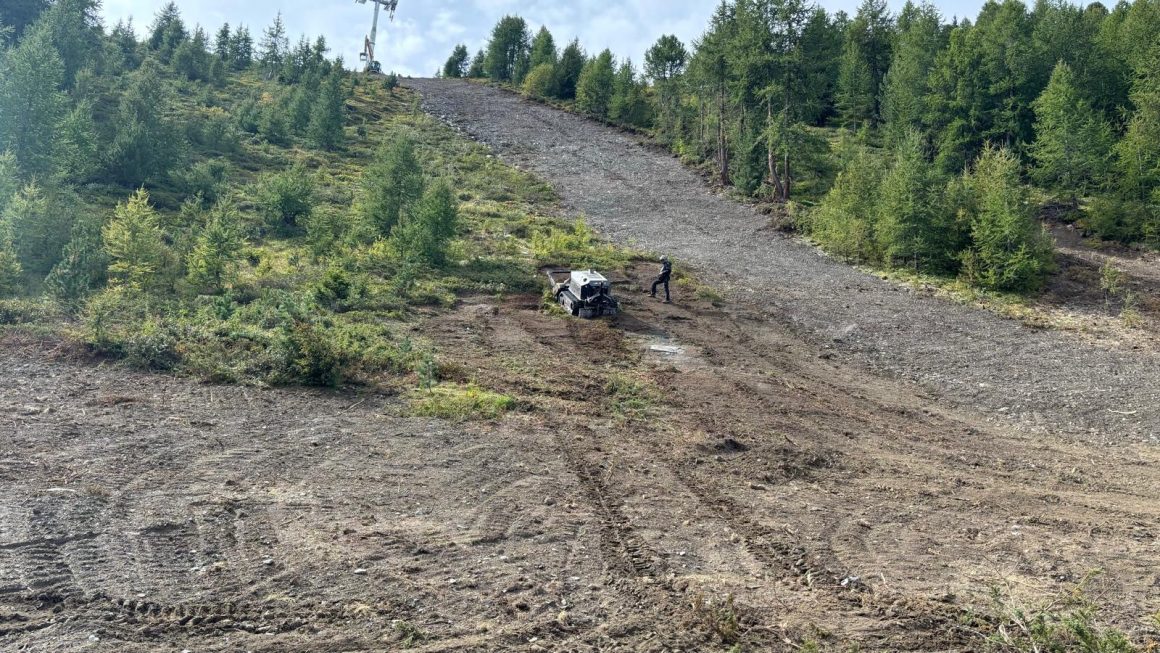 Ferngesteuertes Raupenfahrzeug bei Arbeiten in steilem Hang