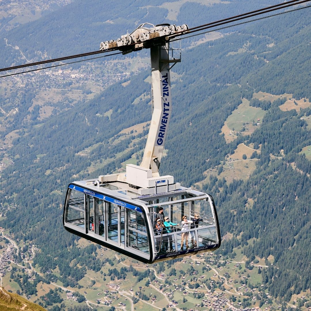 Gläserne Pendelbahnkabine während der Fahrt