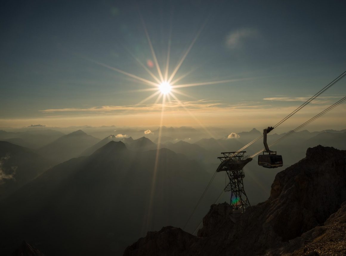 Seilbahn fährt bei Sonnenaufgang