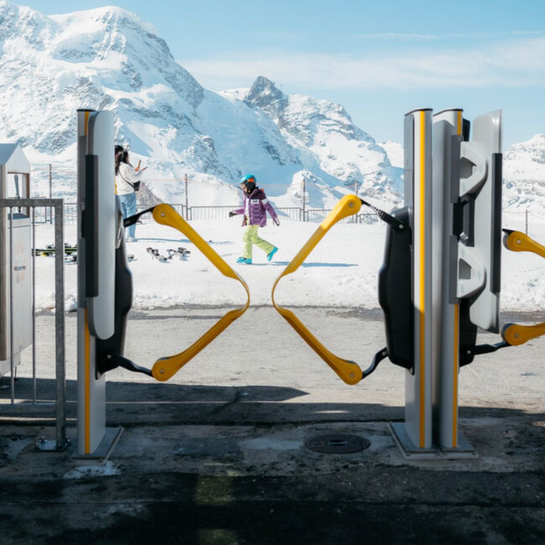 Zutrittslösung mit weißen Bergen im Hintergrund