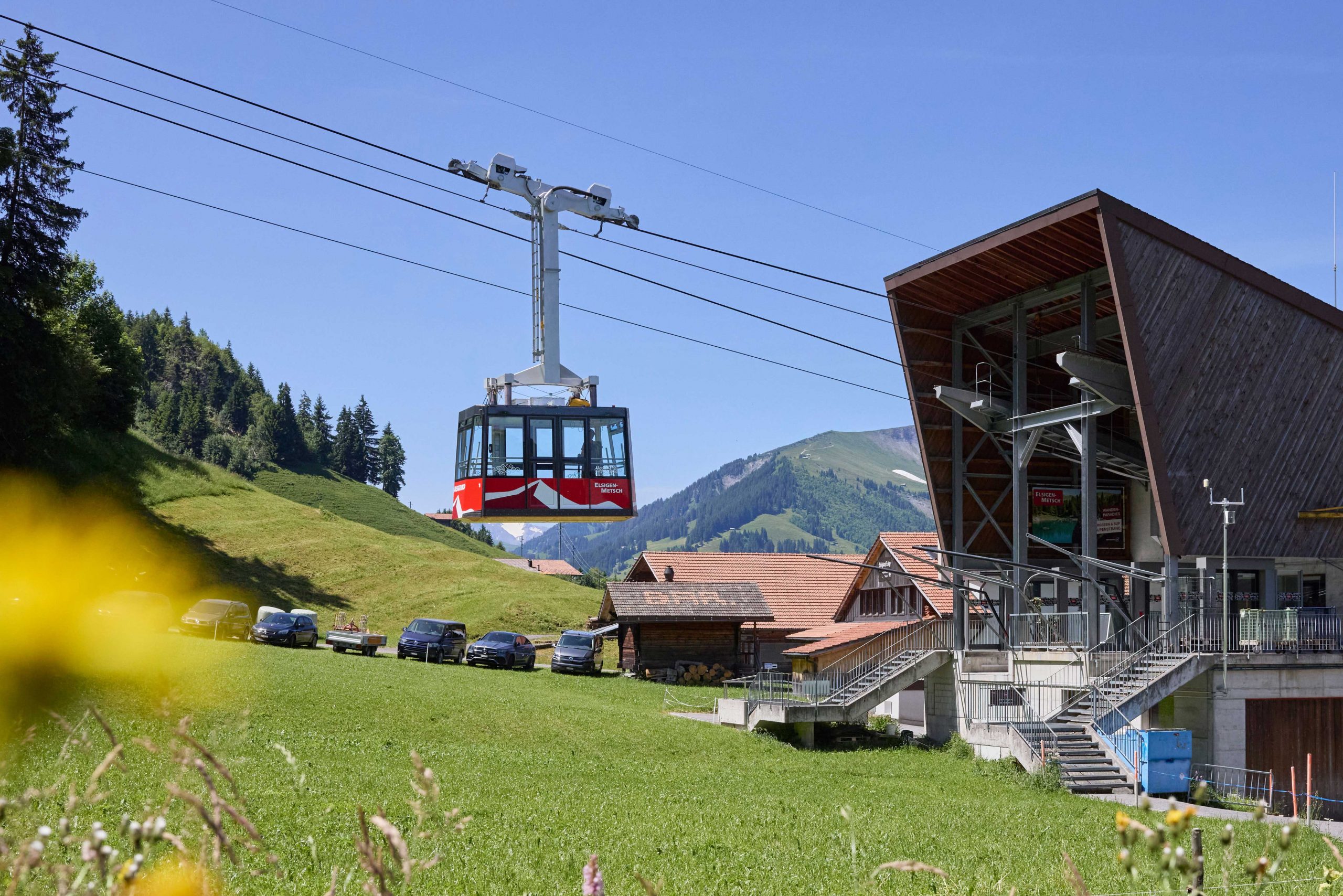 Pendelbahn bei der Fahrt nahe Stationsgebäude