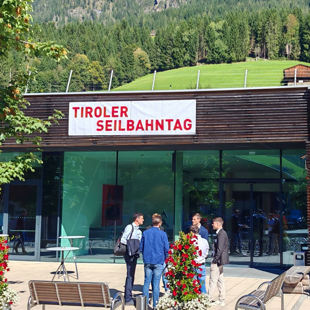 Tagungsgebäude in Alpbach mit Leuten davor