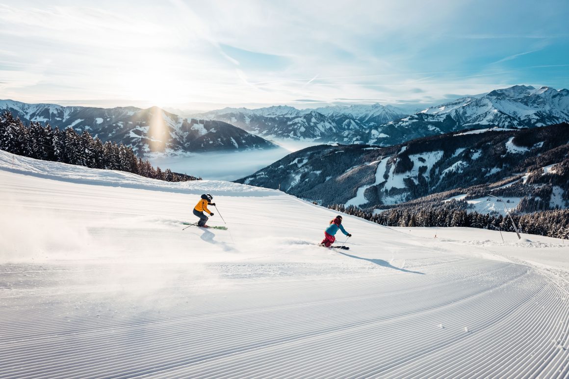 Skifahrer wedeln auf Piste