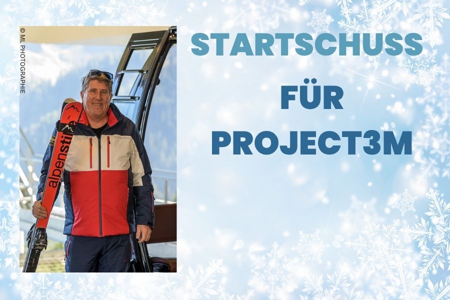 Mann im Skianzug steht vor einer Seilbahnkabine