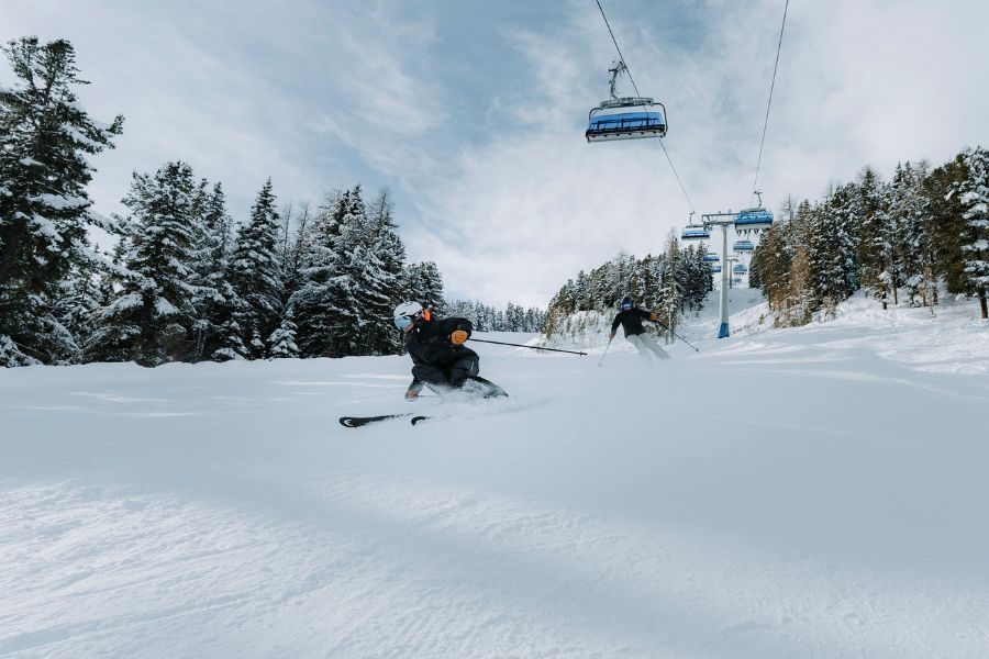 Skifahrer fährt auf Piste