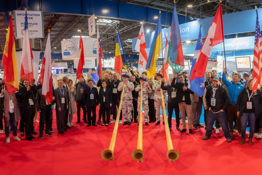 Hornbläser, Flaggen und Menschenmenge auf Messe