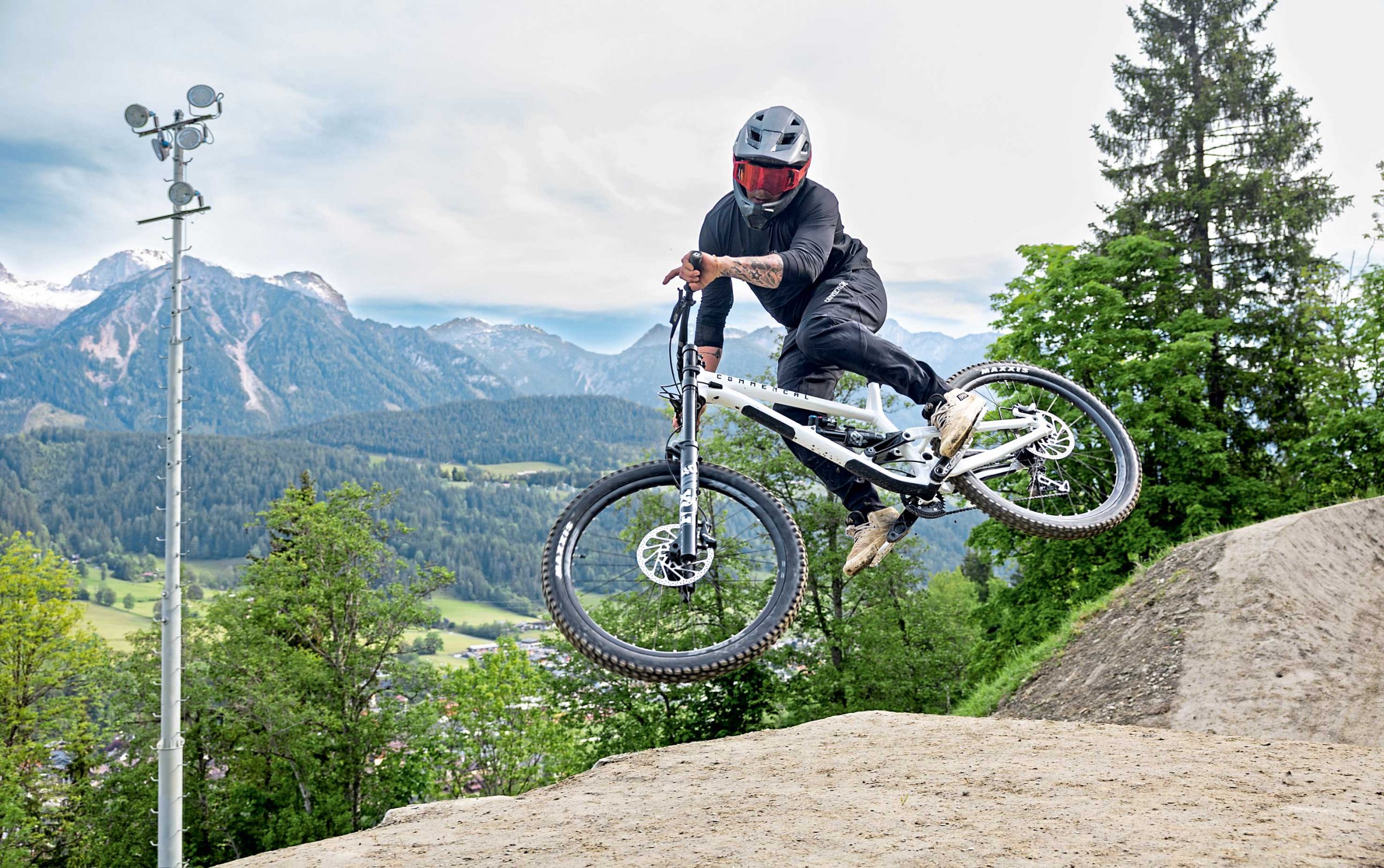 Mountainbiker in den Bergen in Aktion Sommeraufnahme