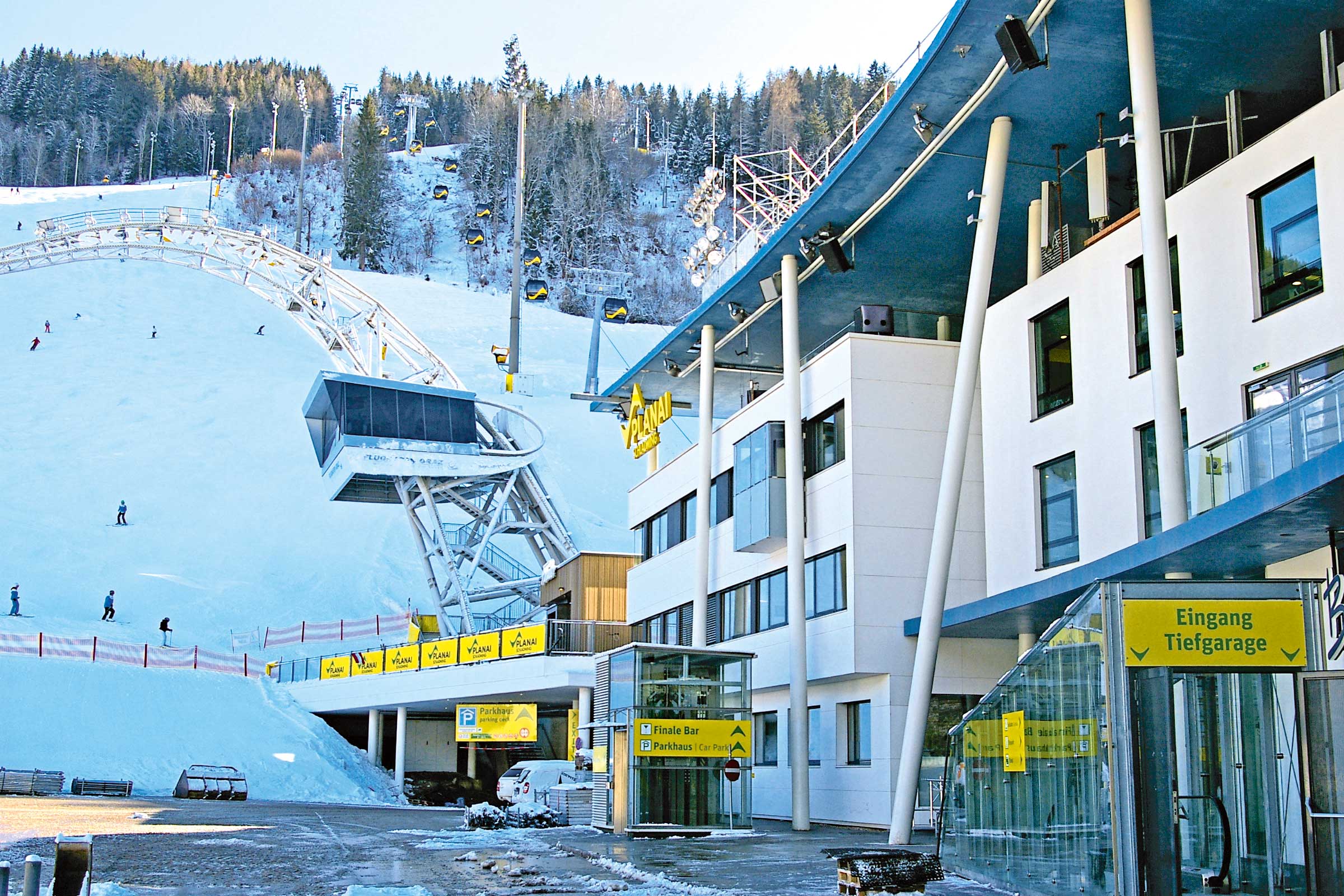 Blick von der Talstation auf die Kabinenbahn "Planaibahn" im Winter