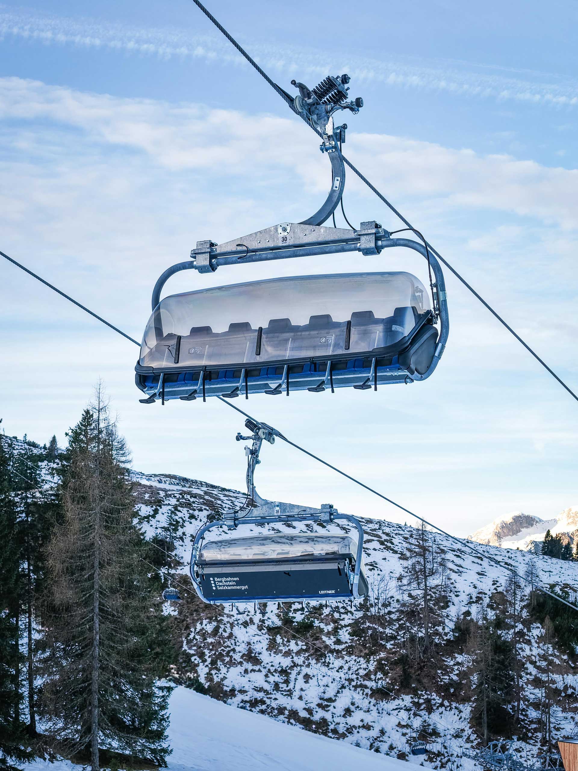 Sesselbahn im Winter während der Fahrt