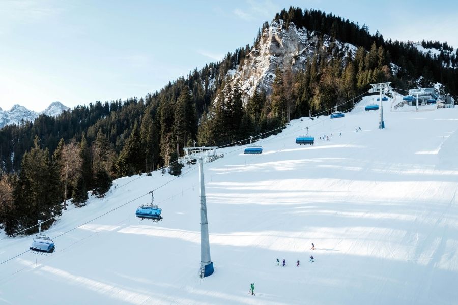 8er-Sesselbahn mit Wetterschutzhauben im Winter im Einsatz
