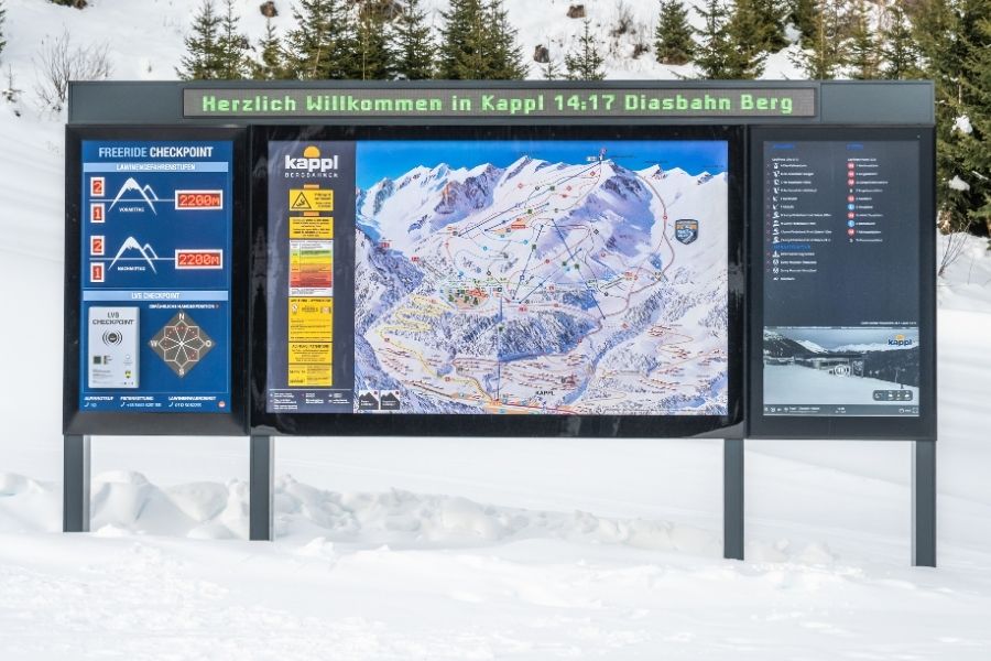 Panorama-Infotafel im Skigebiet