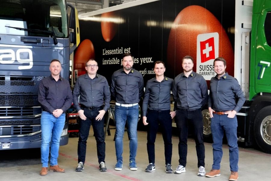 Männergruppe posiert in Werkststatt für Foto