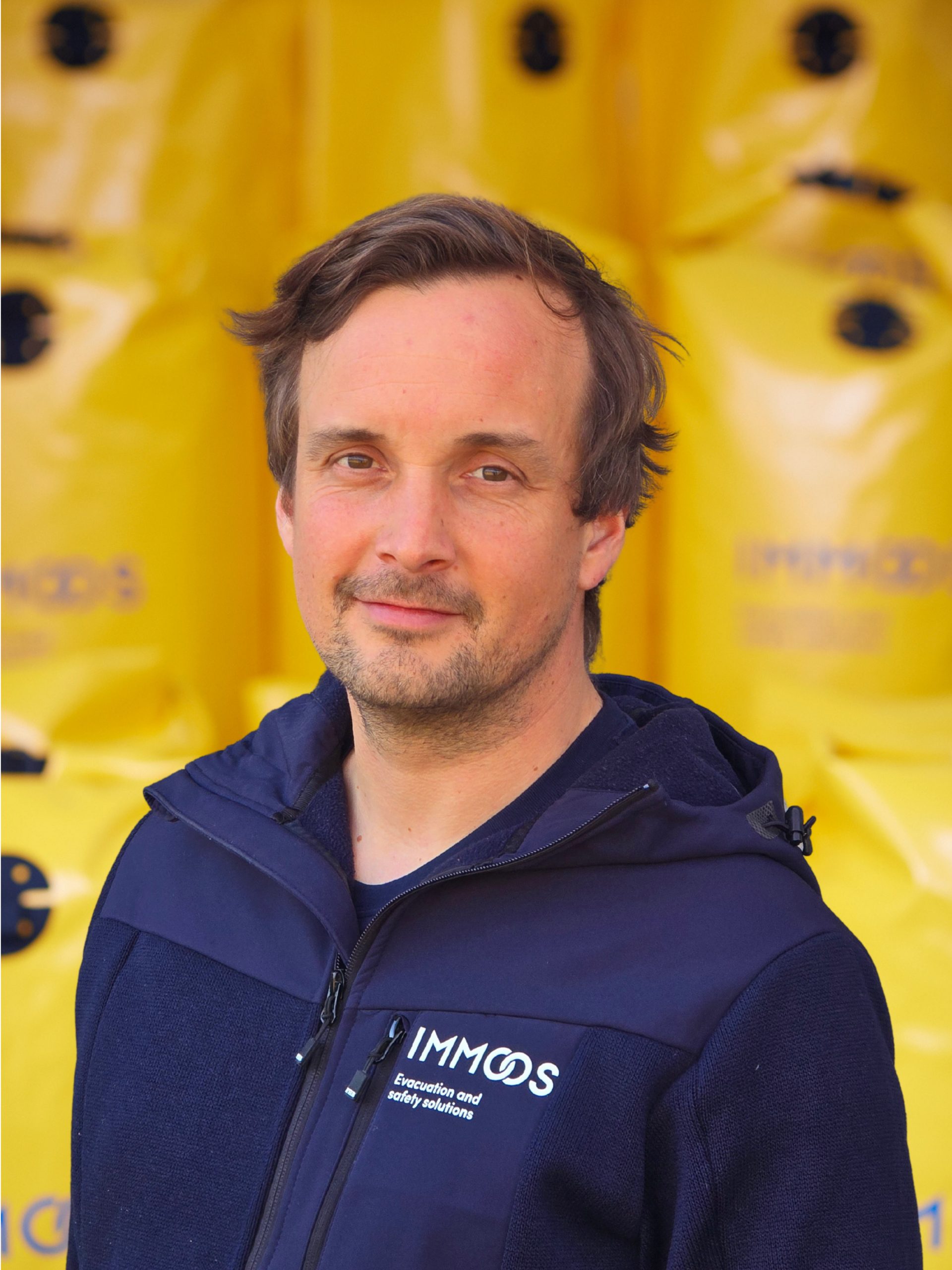 Portrait eines mittelalten Mannes mit gelbem Hintergrund