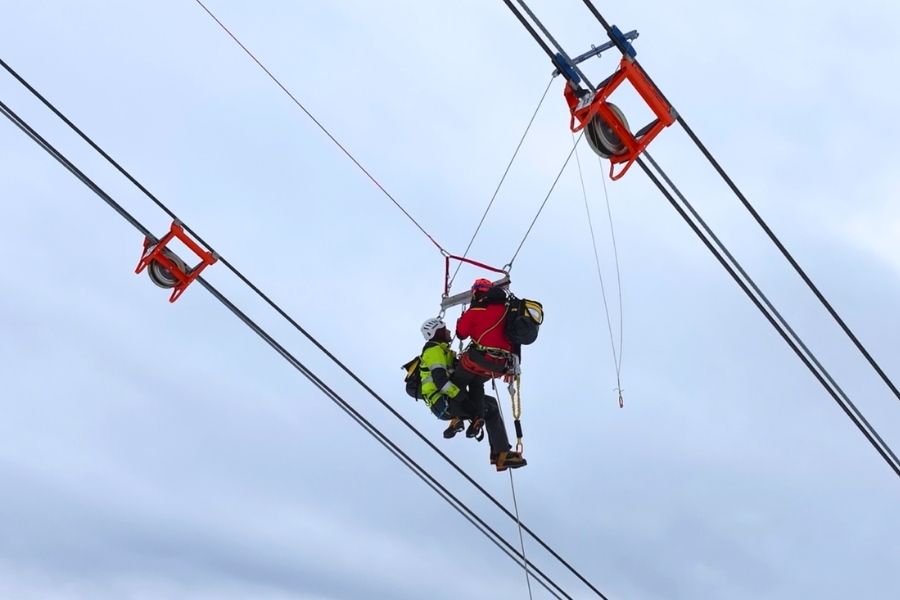 Bergeübung auf Seilbahn in Italien