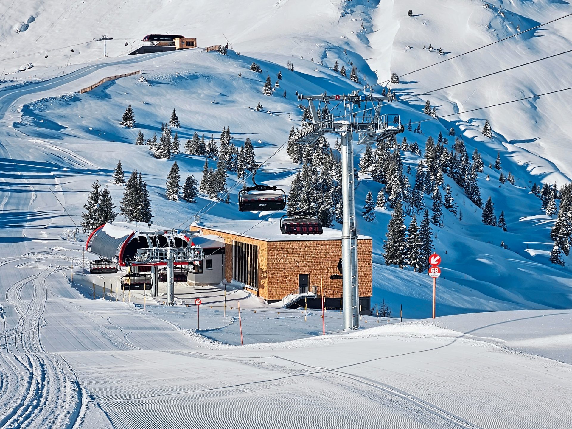Sesselbahn während der Fahrt im Winter