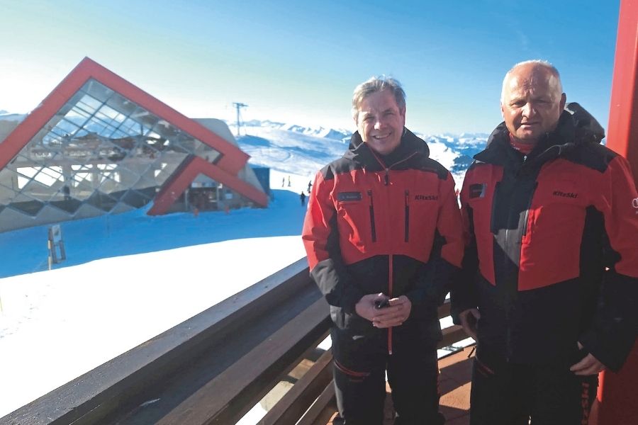 Zwei Männer in Skikleidung im Winter
