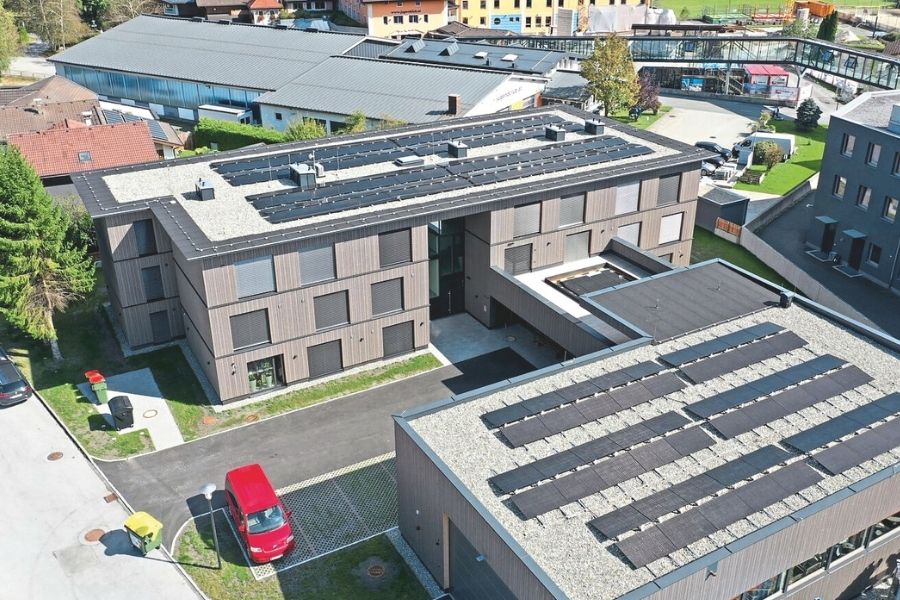 Gebäudekomplex mit PV-Anlage am Dach