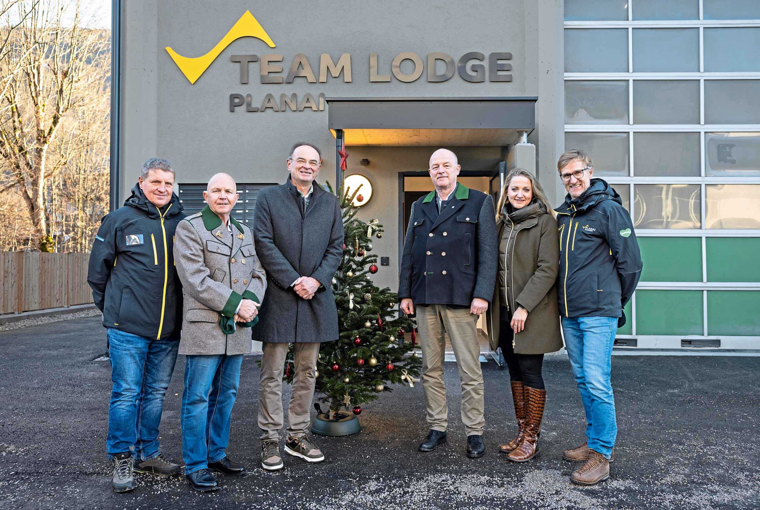 Gruppenfoto mit vier Männern und einer Frau im Winter