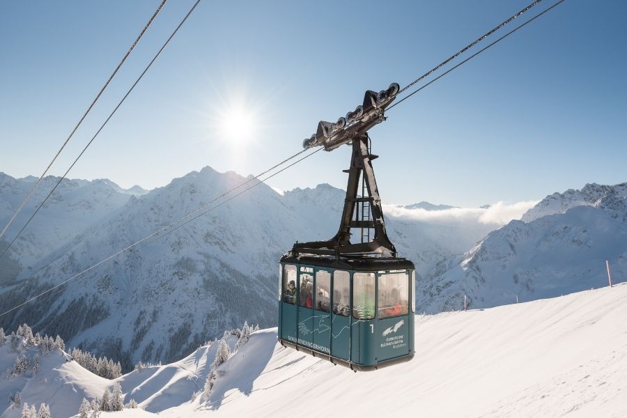 Pendelbahnkabine während der Fahrt im Winter