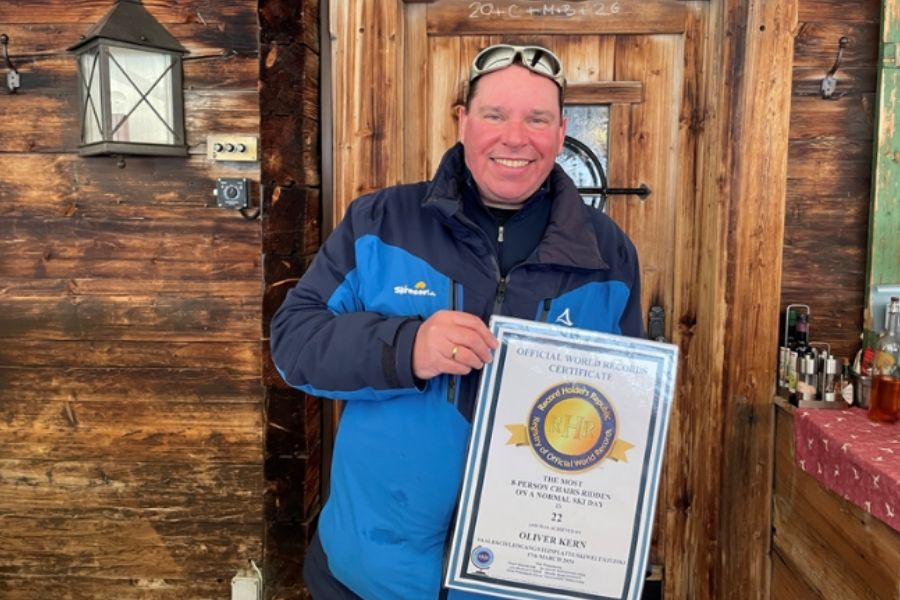 Ein Skifahrer hält Weltrekordurkunde in Händen.