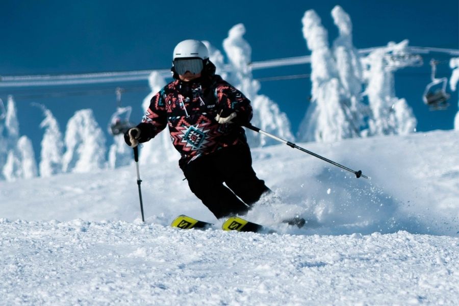 Skifahrer fährt auf Skipiste