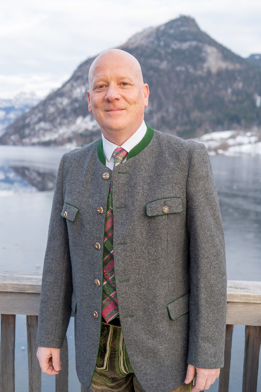 Mann im Trachtenanzug vor Bergkulisse und See