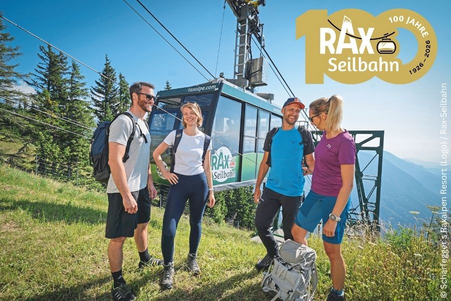 Gemischte Wandergruppe von vier Personen vor Seilbahnkabine im Sommer bei schönem Wetter