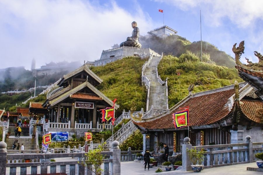 Tempelanlage mit sehr großer Buddha-Statue in Vietnam