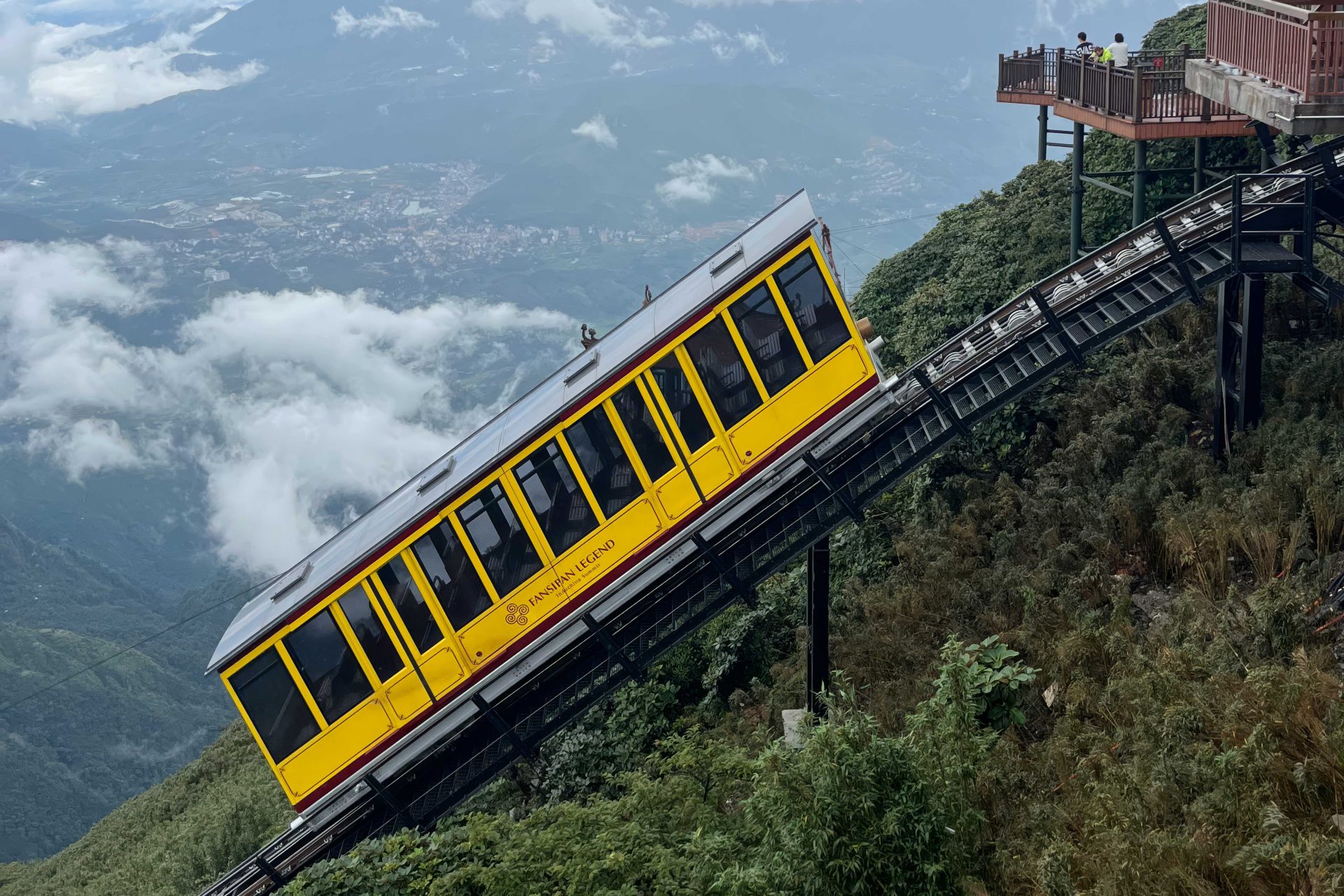 Standseilbahn auf sehr steilem Streckenabschnitt am Fansipan