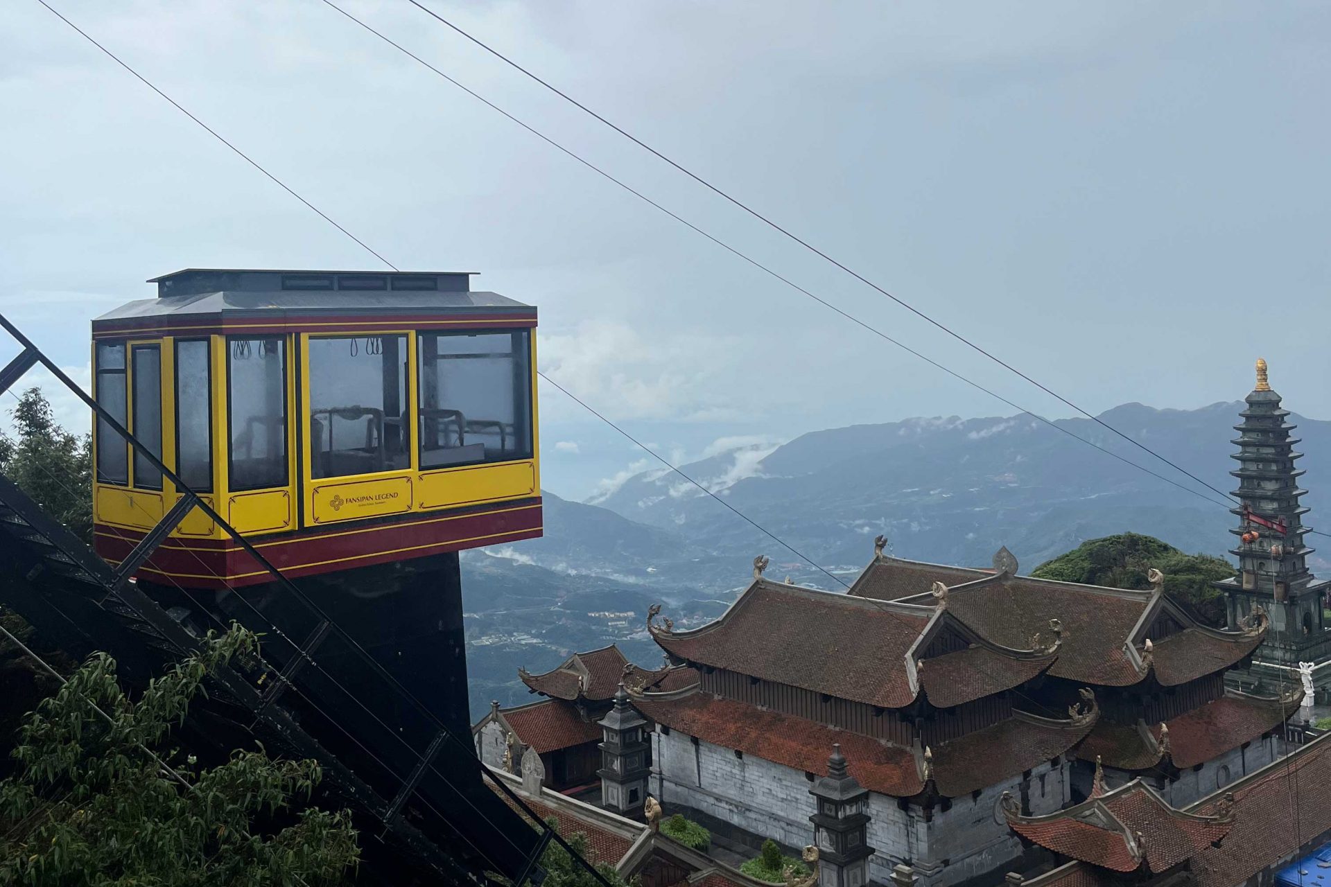 Standseilbahn auf Bergstation mit Blick über spirituellen Komplex