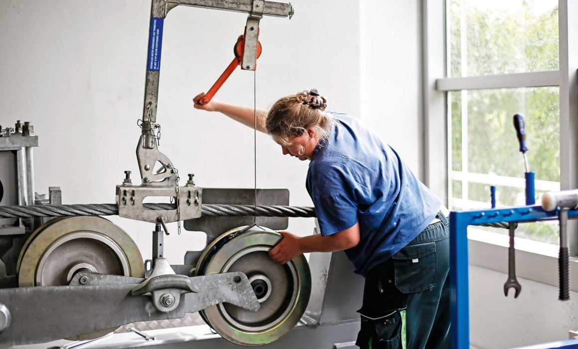 Seilbahntechnikerkin bei Praxis-Ausbildung in Werkstatt