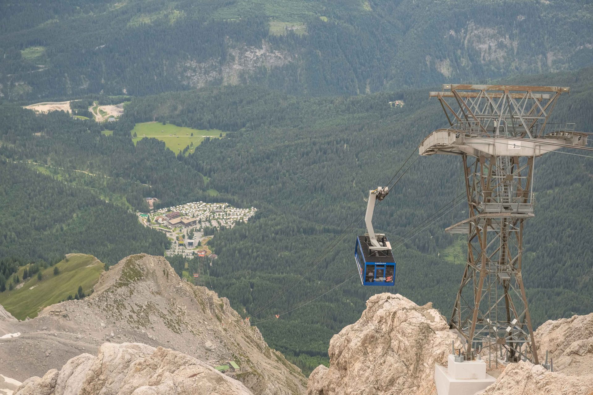 Pendelbahn im Sommer während der Fahrt