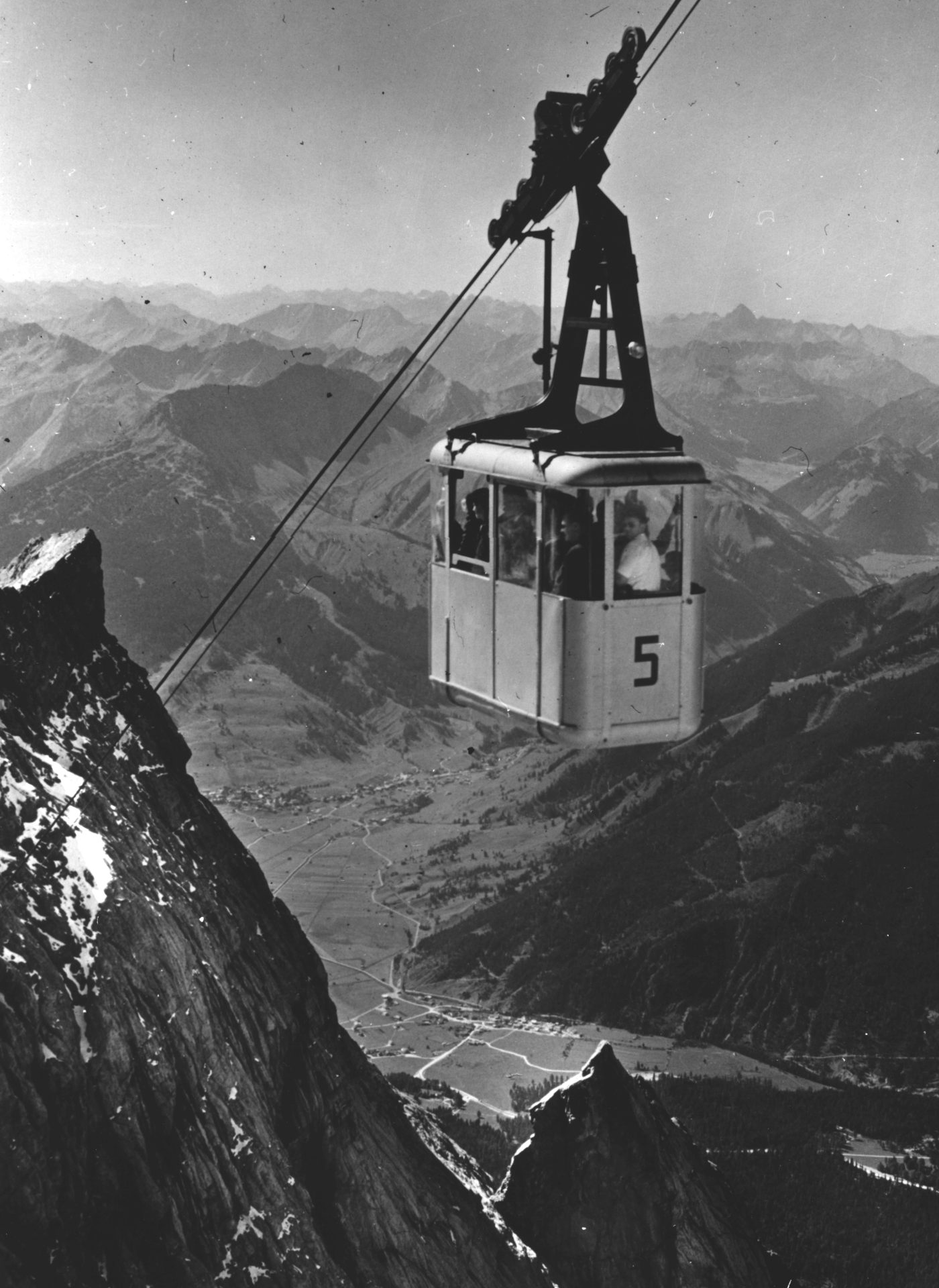 Pendelbahn während der Fahrt, Schwarzweißaufnahme
