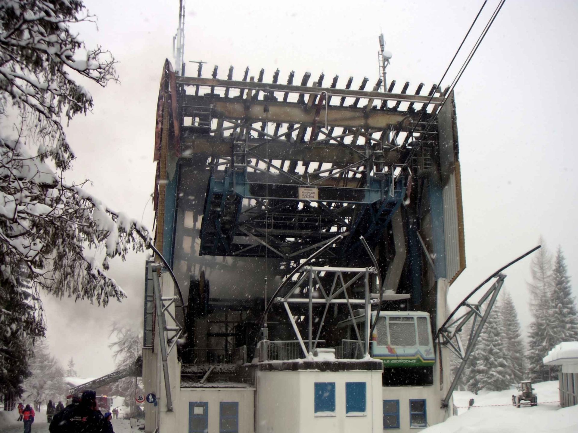 Nach Brand zerstörte Talstation der Tiroler Zugspitzbahn