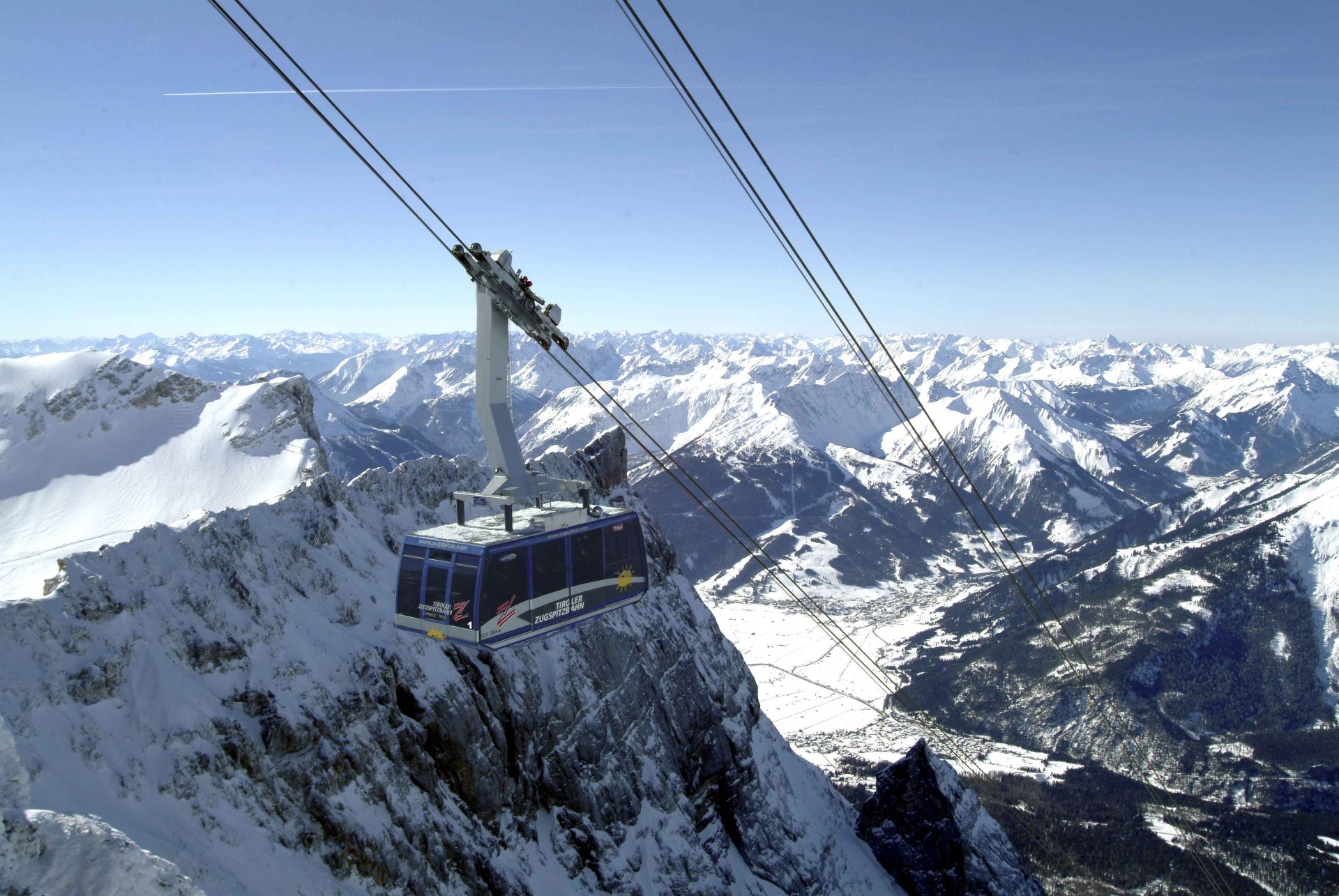 Pendelbahn im Winter während der Fahrt