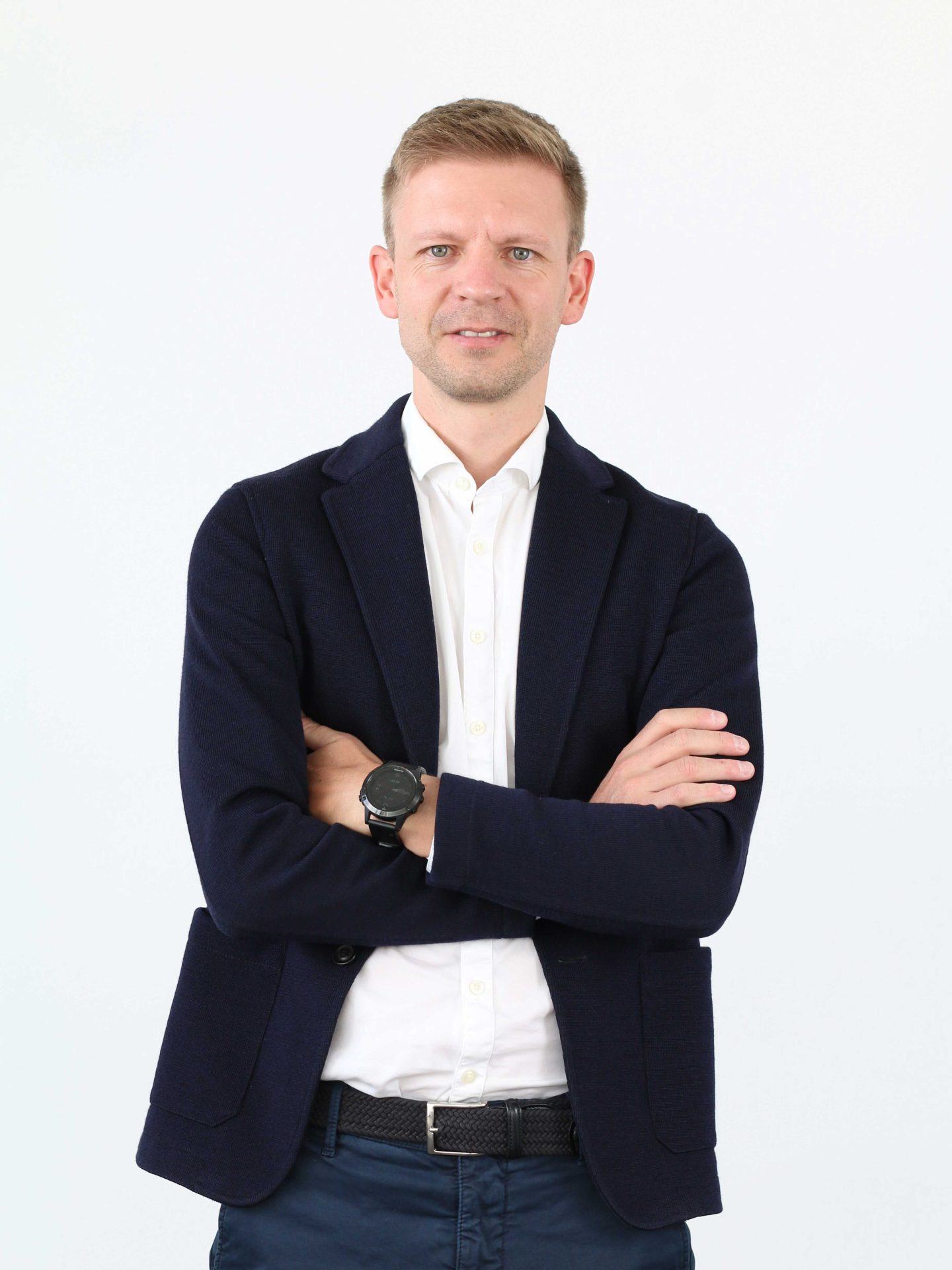 Mann mit verschränkten Armen posiert für Fotograf